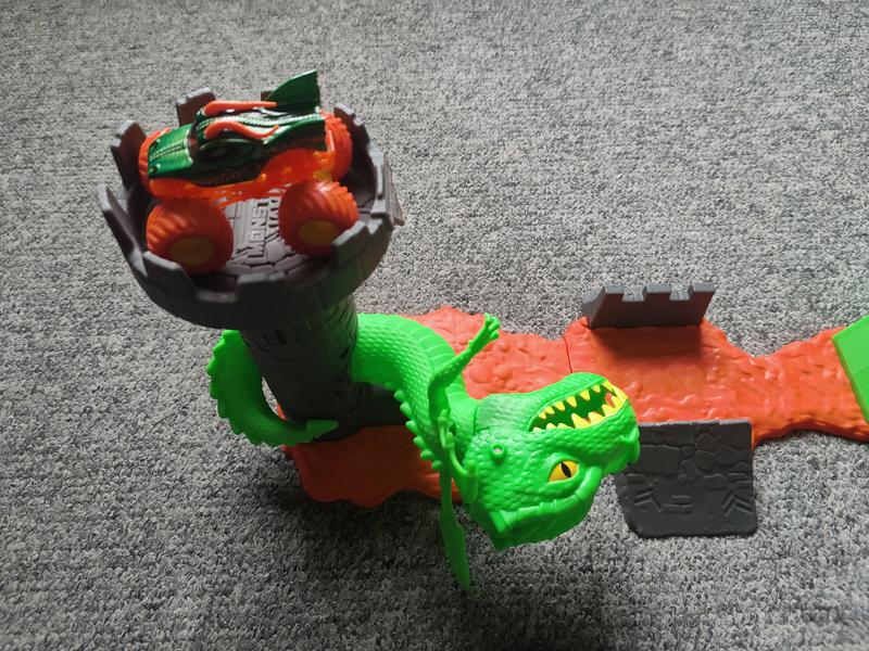 Monster Jam, Dueling Dragon Playset with Exclusive 1:64 Scale