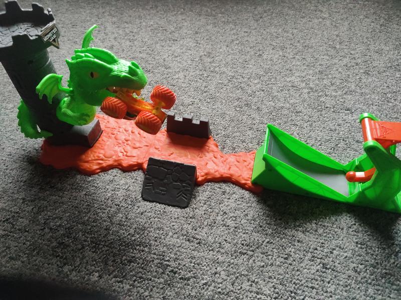 Monster Jam, Dueling Dragon Playset with Exclusive 1:64 Scale