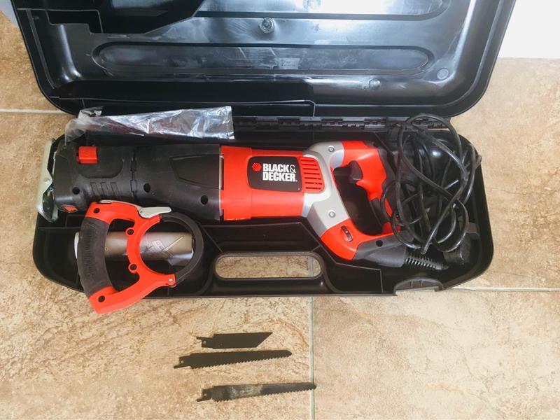 Black+Decker BES301 750W Reciprocating Saw (20mm Stroke Length, Universal  Saw with Movable Saw Shoe & Branch Clamp, for Quick Cuts in Wood, Metal 