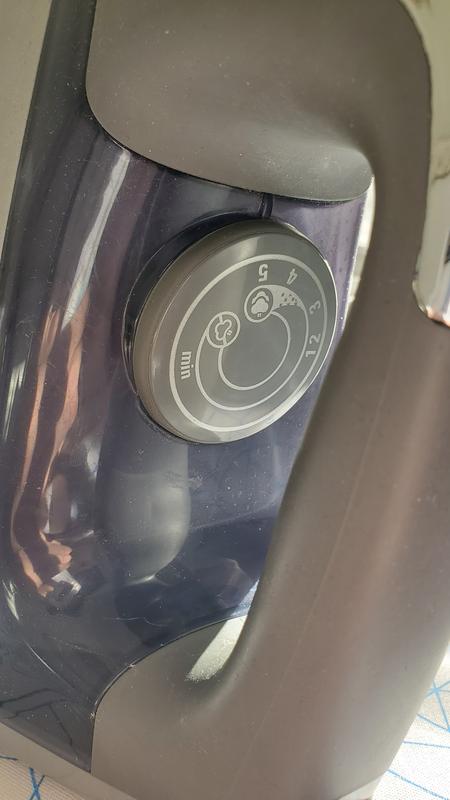 The bump by the dial can't be seen under the handle