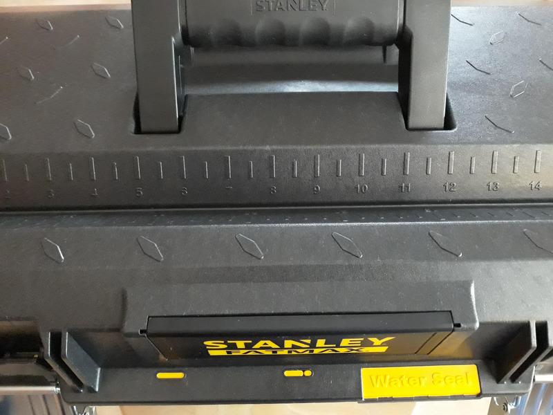 Comfort Grip Handle & Measuring/Cutting V-Groove in Lid