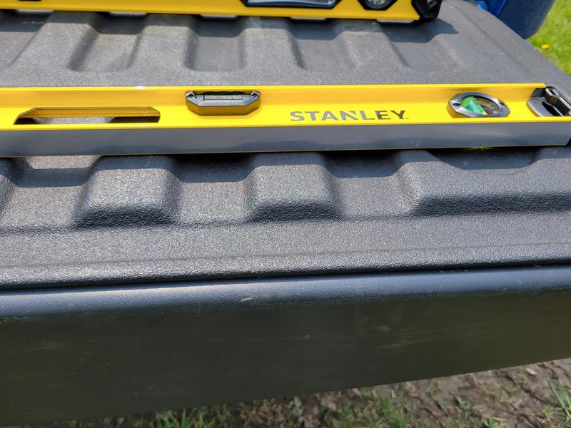 Shiny but grooved bottom creates a clean look while creating a friction force on surfaces while using this level.