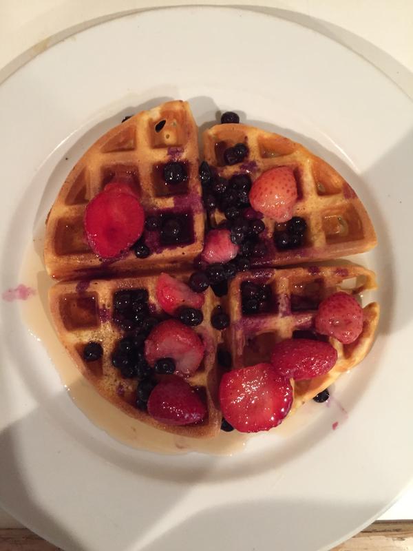 Sirop, bleuets et fraises succulent :)