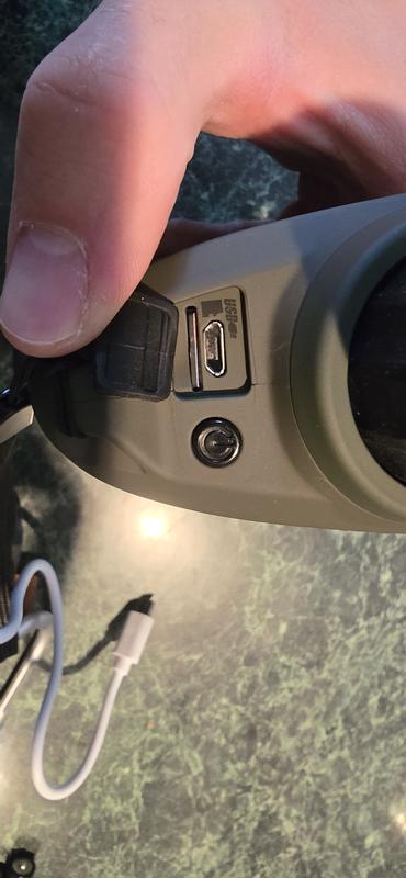 SD card & port to offload pictures & videos