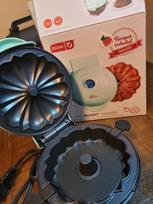 Dash Mini Bundt Cake Maker Aqua 4 inch for Sale in Philadelphia, PA -  OfferUp