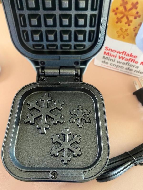 NEW DASH SNOWFLAKE MINI WAFFLE MAKER CHRISTMAS WINTER 4 COOKING SURFACE  SILVER