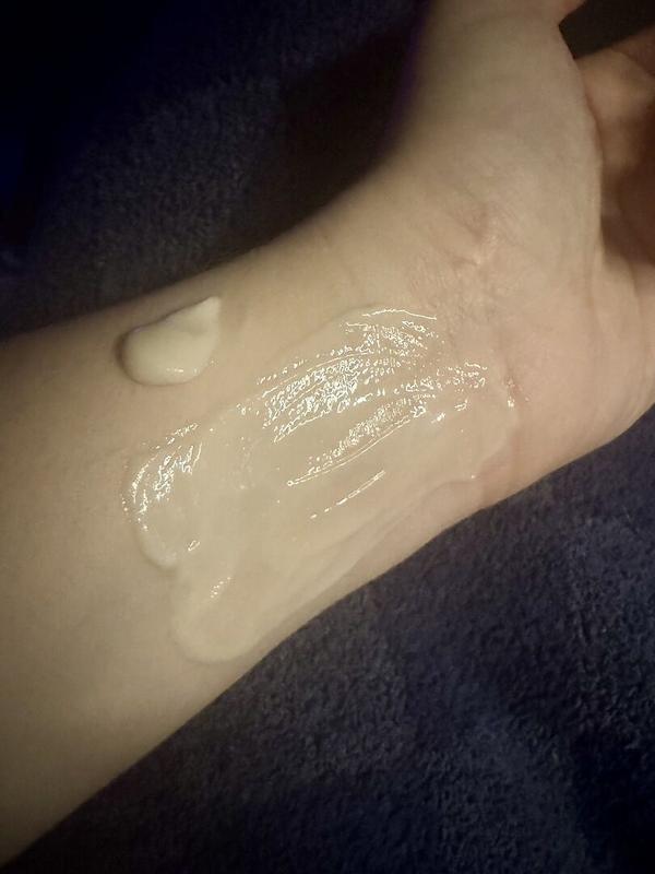 Customer photo for "wonderfully light weight and very hydrating"