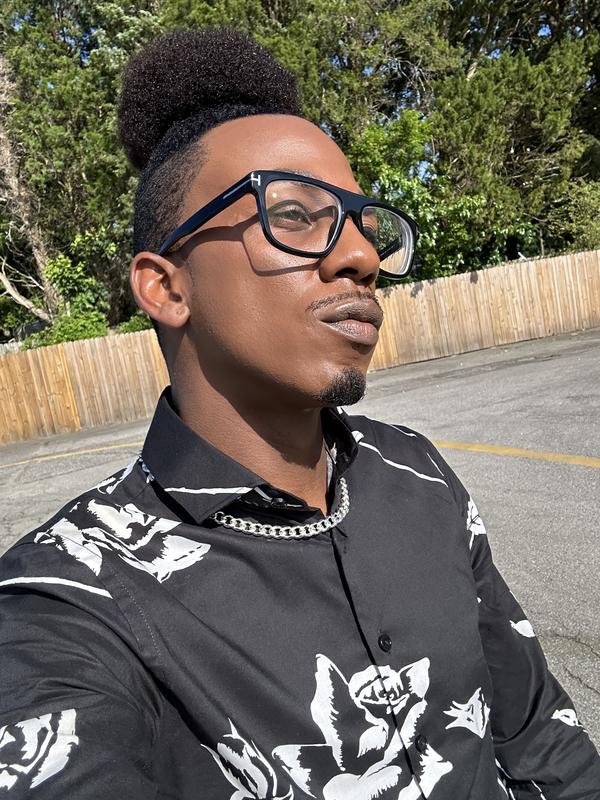 Outdoor lighting : U.F.O. Facial oil used over moisturizer to complete skincare. Note how my face looks hydrated but not oily DIRECTLY in sunlight