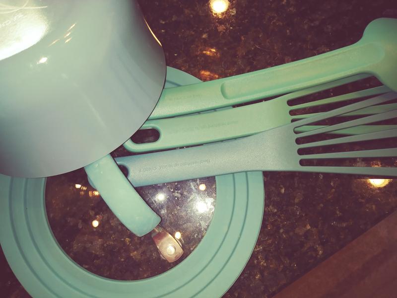 That one dumb worthless spatula doesn't match. Otherwise the set color is pleasantly understated, and looks great!