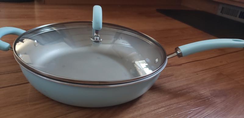 The stir fry pan with lid