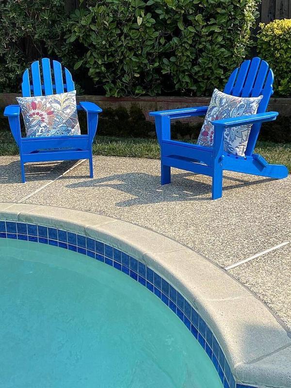 POLYWOOD Classic White Folding Plastic Adirondack Chair AD5030WH