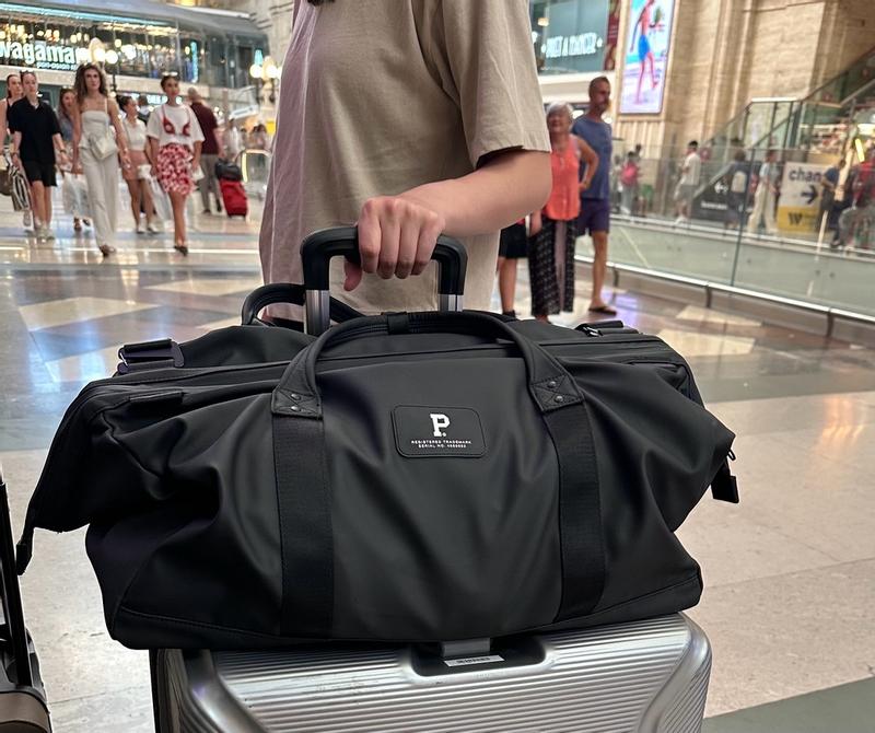 Customer photo for "Very well crafted and portable duffle bag"