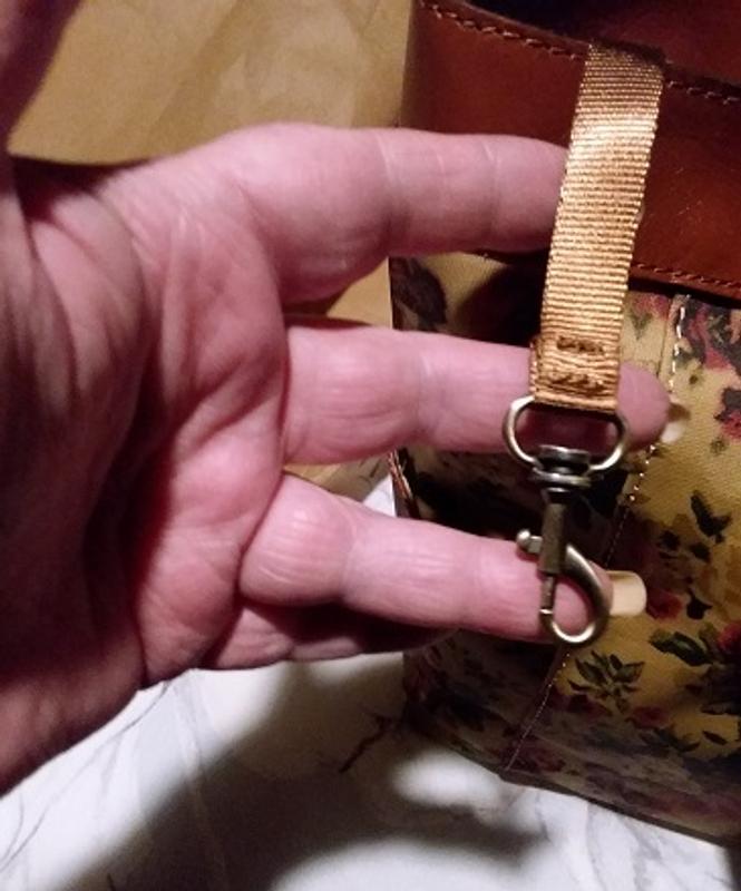 key clip inside the tote