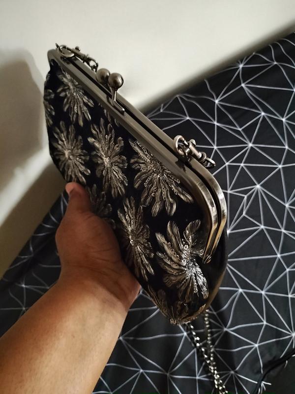 As you can see, this bag will be impossible to close while using the chain.