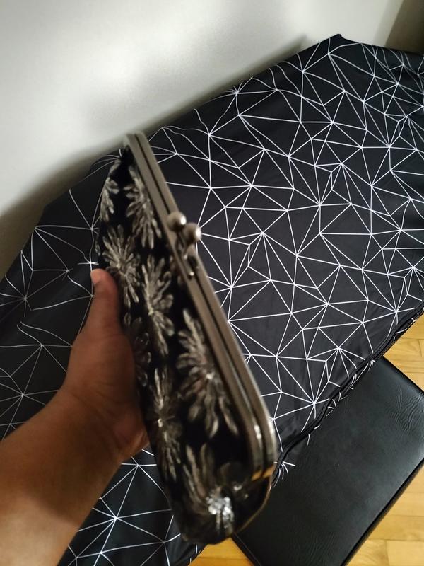 The bag is now closed completely, but now I'm left with a slight gap because the tabs pushed the frame apart.