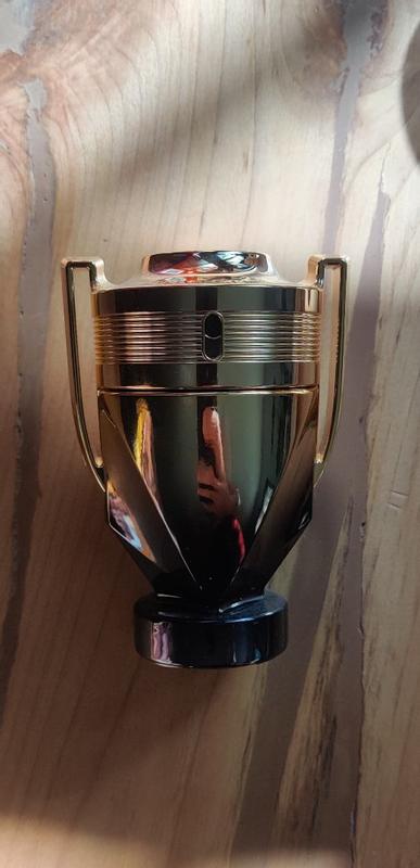 Customer photo for "Great scent, tacky bottle"