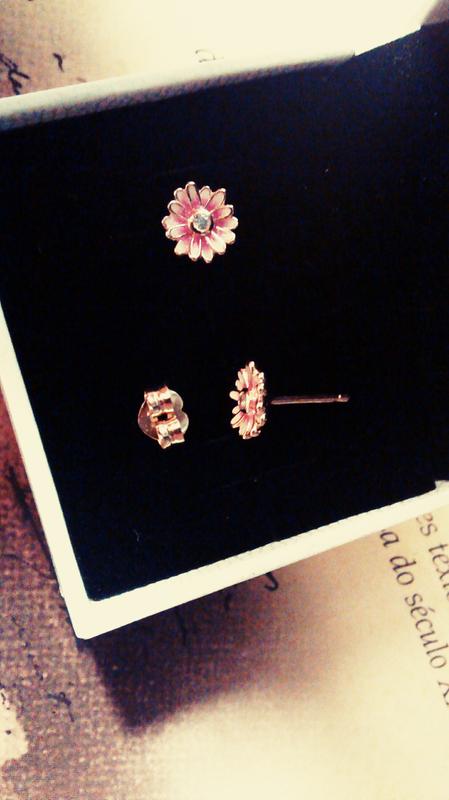 Daisy flower stud hot sale earrings pandora