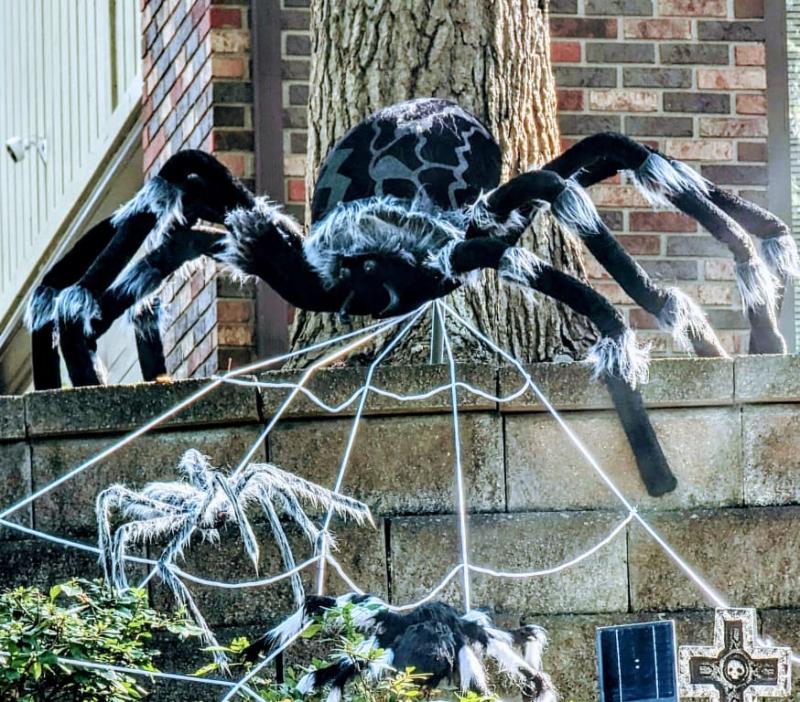 Will prop up nicely. Large to see from curb side view and distance. Quality is very sturdy and with held through weather