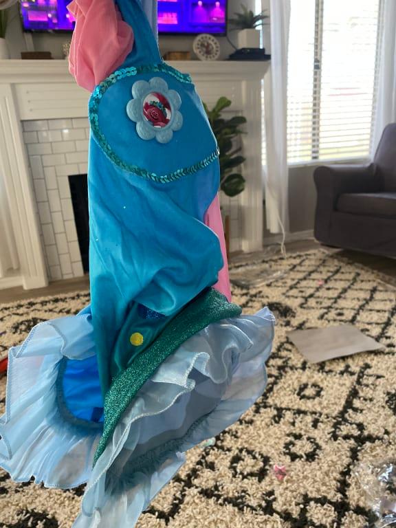 Skirt stays twisted up.