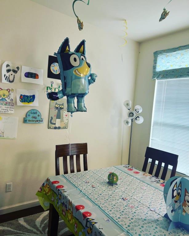 Did not keep balloons together.