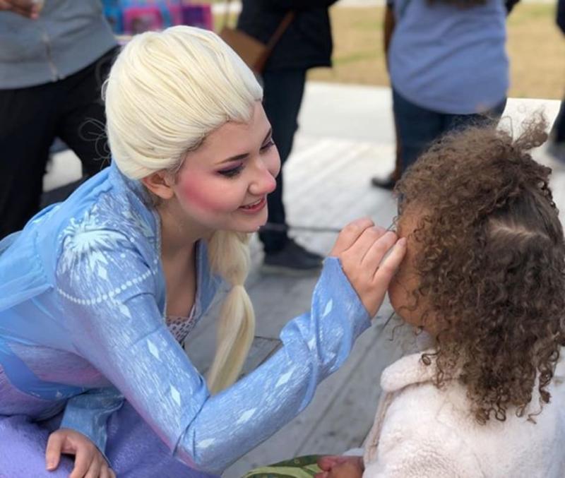 This will probably be the last photo of Elsa for a while since I'm moving into my work on my FanExpo costumes, but face painting in costume was fun! Turns out kids listen to Queen Elsa way better than some random punk with a brush. • [ #cosplay #cosplayer #frozen #frozen2 #frozencosplay #elsa #elsafrozen #elsacosplay #disney #disneycosplay #houstoncosplay #houstonartist #texascosplay #partyprincess ]