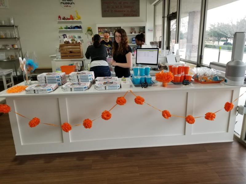 Lids were used on the blu and orange cups which held food