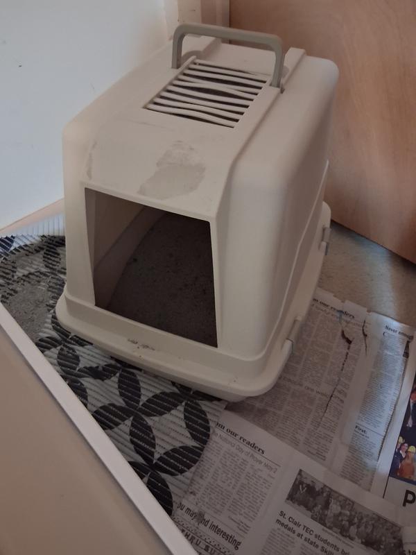 This is an older box. The filter is folded to fill the opening.