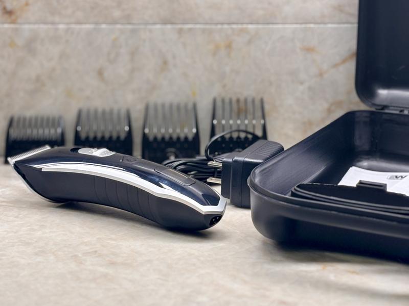 Everything included in the handy case (as well as a cleaning brush and blade lubricant)
