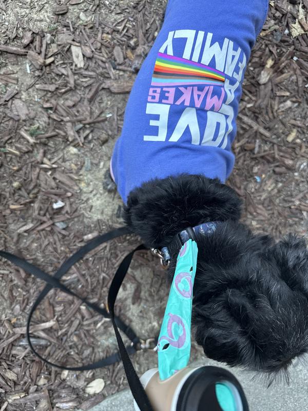 Neck hole is way to wide and creates this fur collar out of his own neck