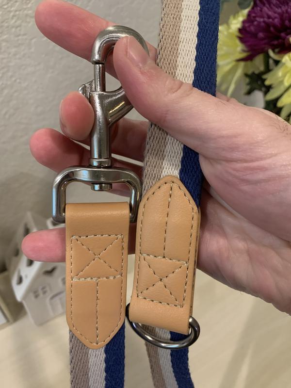 I really like the quality, color, and stitch patterns on the leash's faux-leather parts!