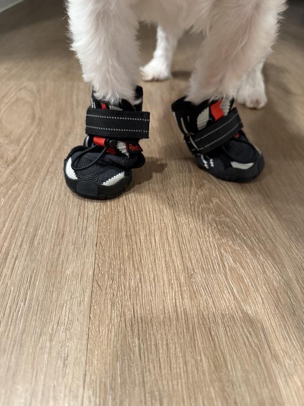 Velcro and drawstring prevent paws from coming out