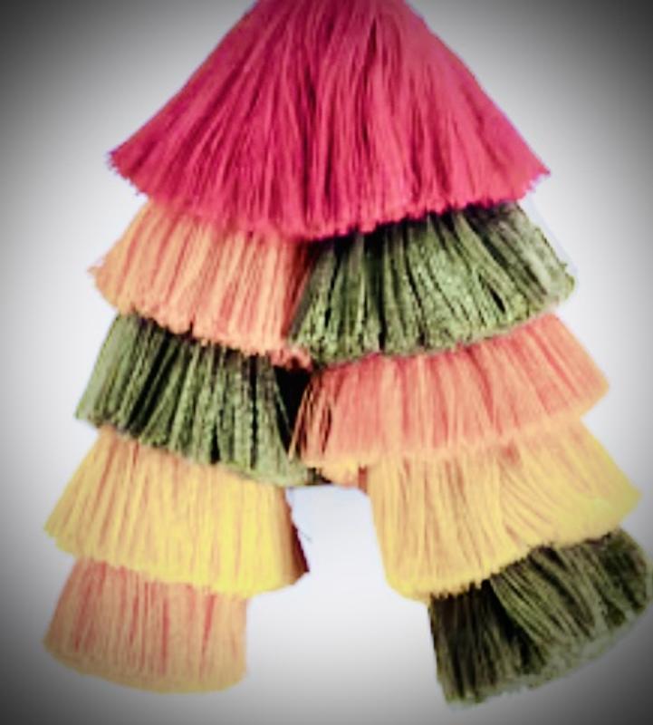 Your bird will love to swing and have fun with this bold colored toy for their cage.
