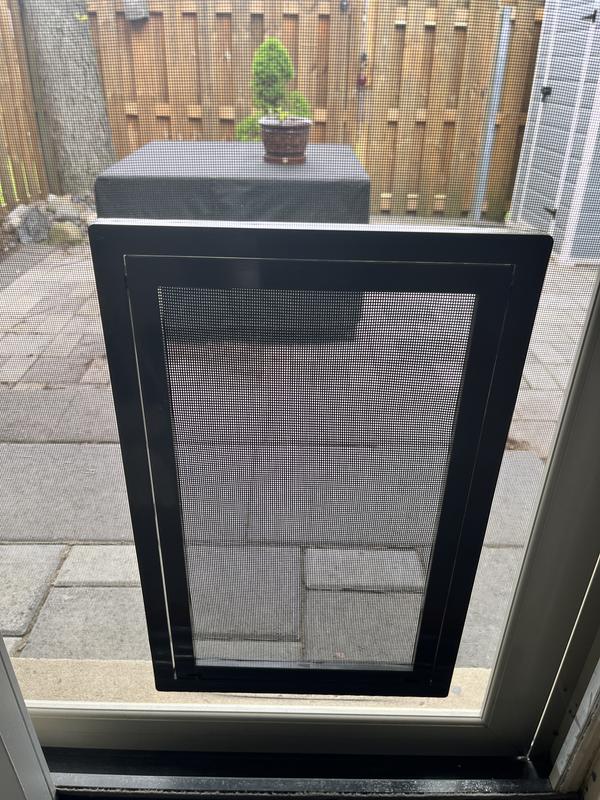 The top edge shows a small gap between the frame halves. The top edge also shows a small but noticeable gap between the frame halves. There is nothing holding them together except for the screws on the corners. Very flimsy.