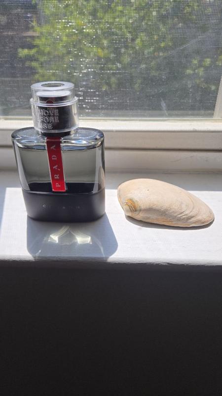 香水(男性用) PRADA LUNA ROSSA CARBON Eau de Toilette Luna Rossa Carbon Cologne | Prada Beauty Official Site
