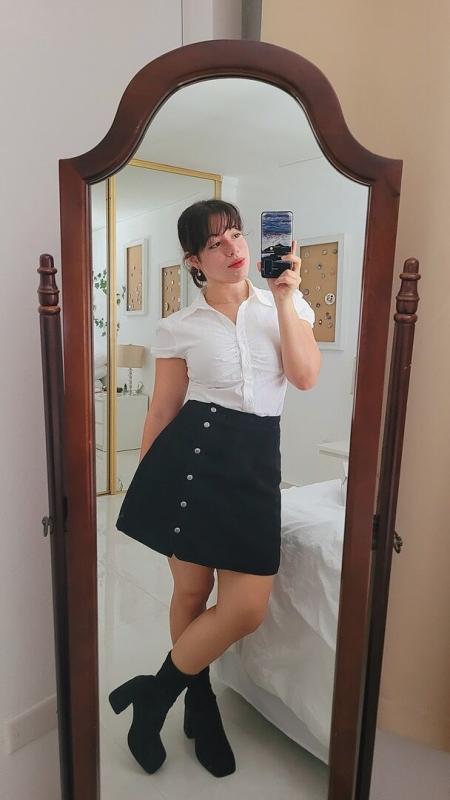Customer photo for "Very flattering, can close it"