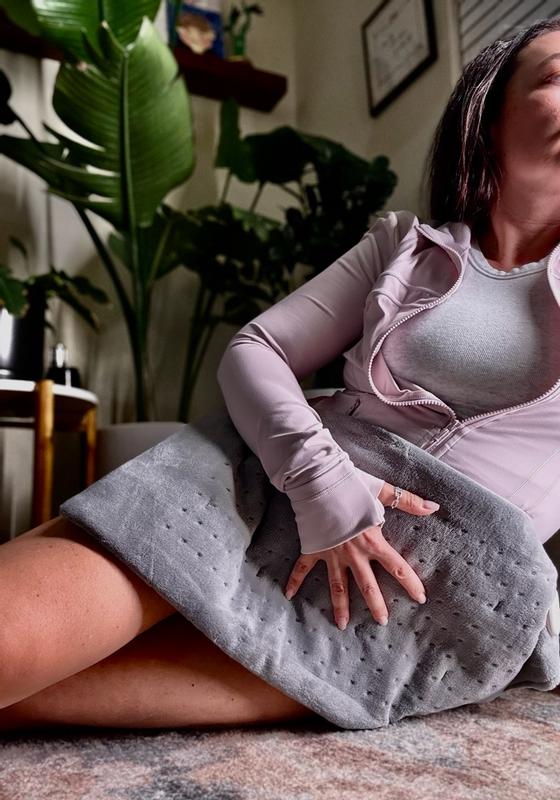 Customer photo for "A compact and easy-to-use heating pad that is perfect for period cramps and relaxing tired, sore muscles. Must have👌🏻"