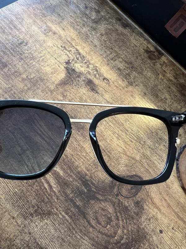 Customer photo for "Poor quality for the price. Lens pops out."