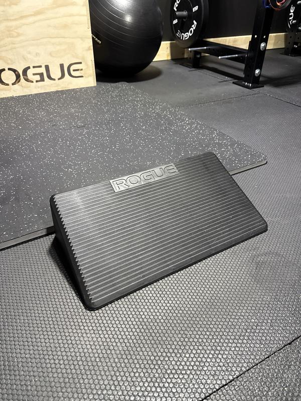 Rogue 26.5-Degree Resin Squat Wedge – Steep Slant Board for Quad