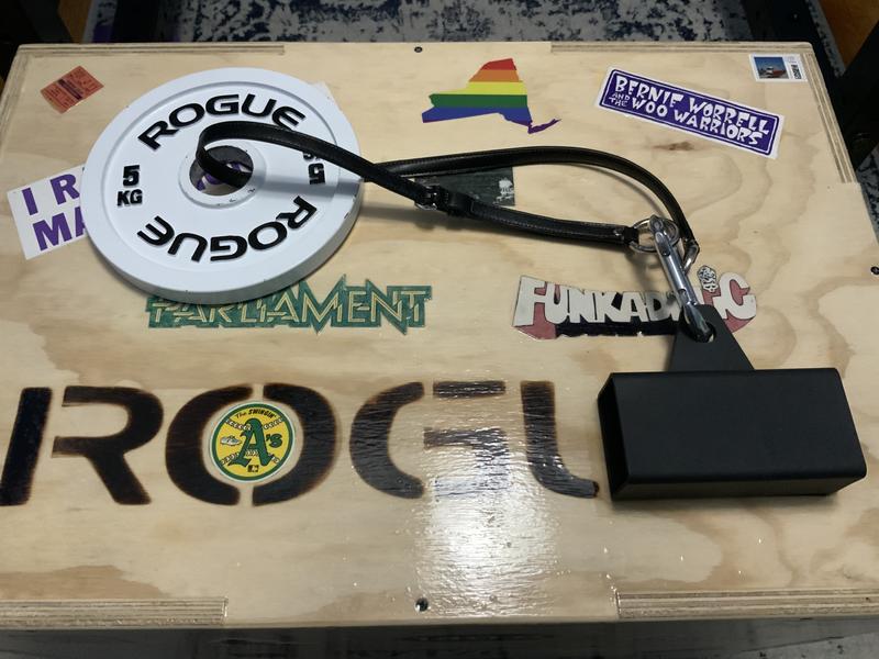 Pinch Block, 5kg plate and a purse strap. This setup is great for beginners.
