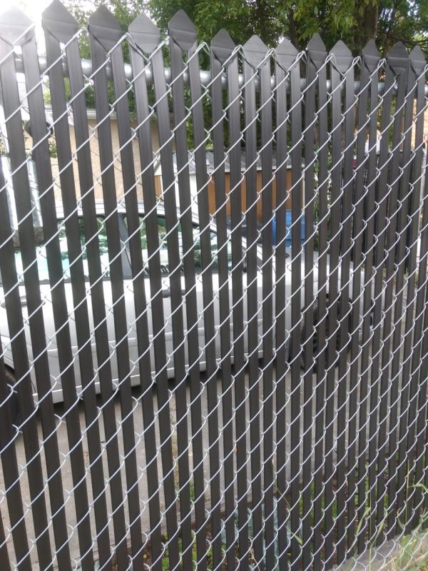 Master Halco 5 Ft Black Pvc Privacy Chain Link Fence Slats Lowe S Canada