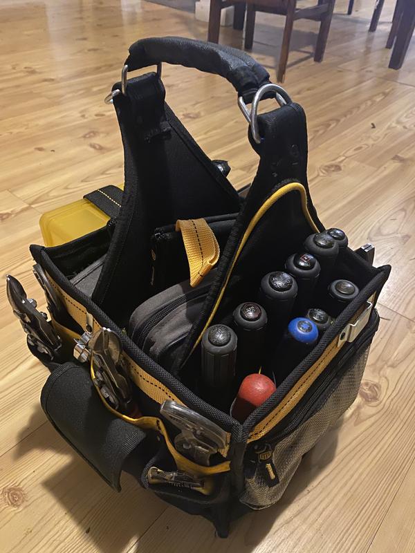 Sac de rangement pour outils pour entrepreneurs pro DEWALT avec  bandoulière, 33 pochettes, 18 po