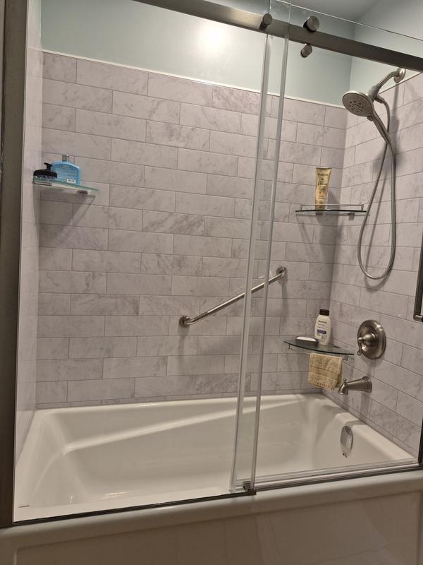 Salle de bain marbre blanc pour afficher une classe intemporelle