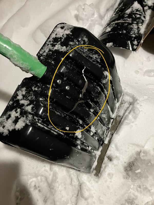 Grattoir à neige en polypropylène noir et jaune 24 po Garant à manche en  fibre de verre GIPP24FKD