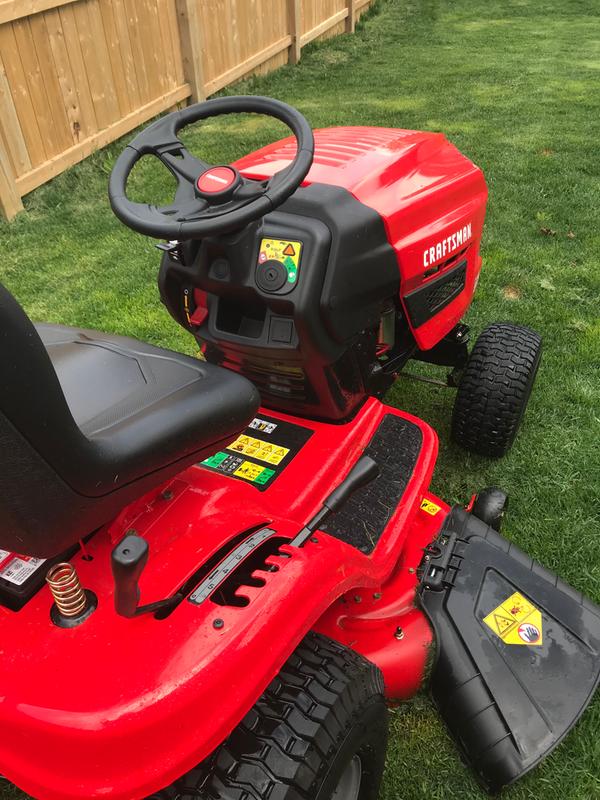 CRAFTSMAN Gas Powered Lawn Tractor 42 547 cc Red and Black 13A879XS593 RONA
