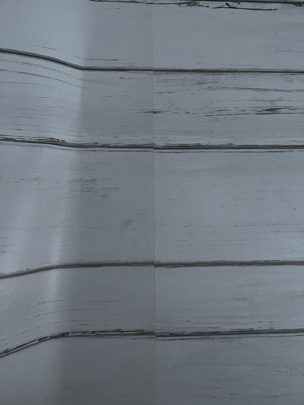 two-toned wallpaper, not even the same color