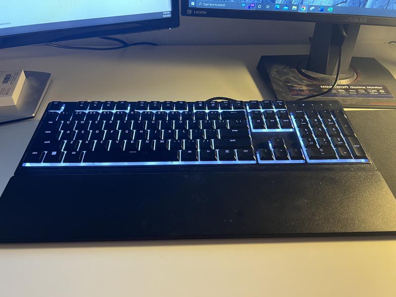 Razer Ornata V3 X Gaming Keyboard: Low-Profile Keys - Silent  Membrane Switches - Spill Resistant - Chroma RGB Lighting - Ergonomic Wrist  Rest - Classic Black : Video Games