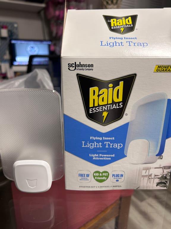 Raid Essentials Flying Insect Light Trap Starter Kit, 1 Fly Trap Device & 1  Refill 