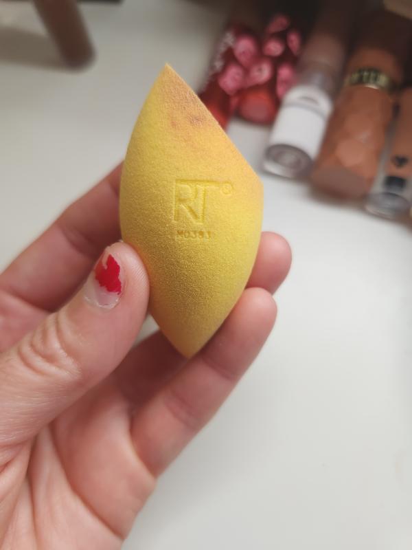 Real Techniques Miracle Concealer Sponge, Makeup Blending Sponge For Liquid  & Cream Concealer, Elongated Shape For Precise Application Under Eyes &  Tight Areas, Yellow Sponge, Latex-Free Foam, 2 Count : : Beauty