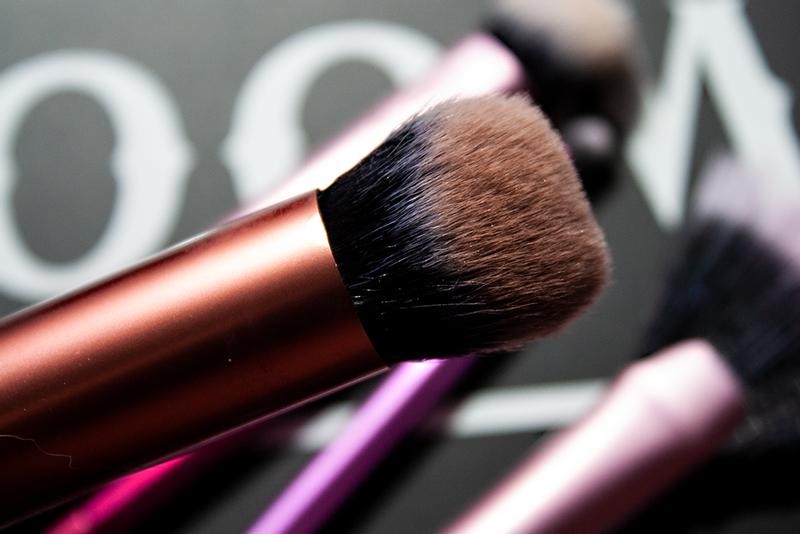 Real Techniques - Sheer Radiance Fan Makeup Brush - RH3249