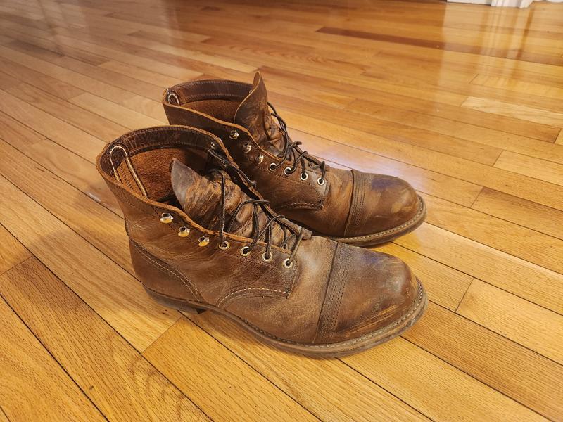 Speed hooks cutting 8111 tongues. This pair is about 3 weeks old. Thoughts?  Not terribly happy about it…not sure if normal. : r/RedWingShoes